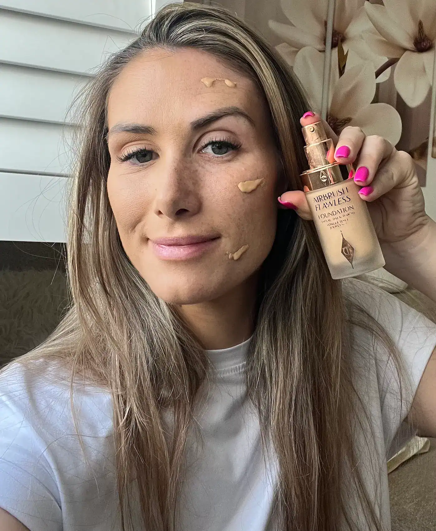 Applying the Charlotte Tilbury Airrbrush Flawless foundation girl applying the Charlotte tilbury airbrush flawless Foundation
