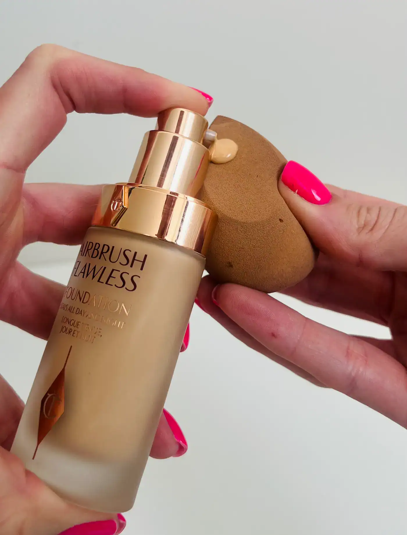 Charlotte Tilbury Airbrush Flawless foundation with beauty blender Charlotte tilbury airbrush flawless Foundation with a beauty blender