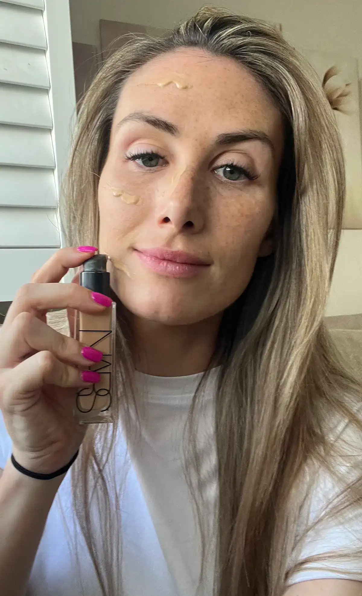 applying the NARS Radiant Longwear foundation girl applying the NARS Radiant Longwear Foundation